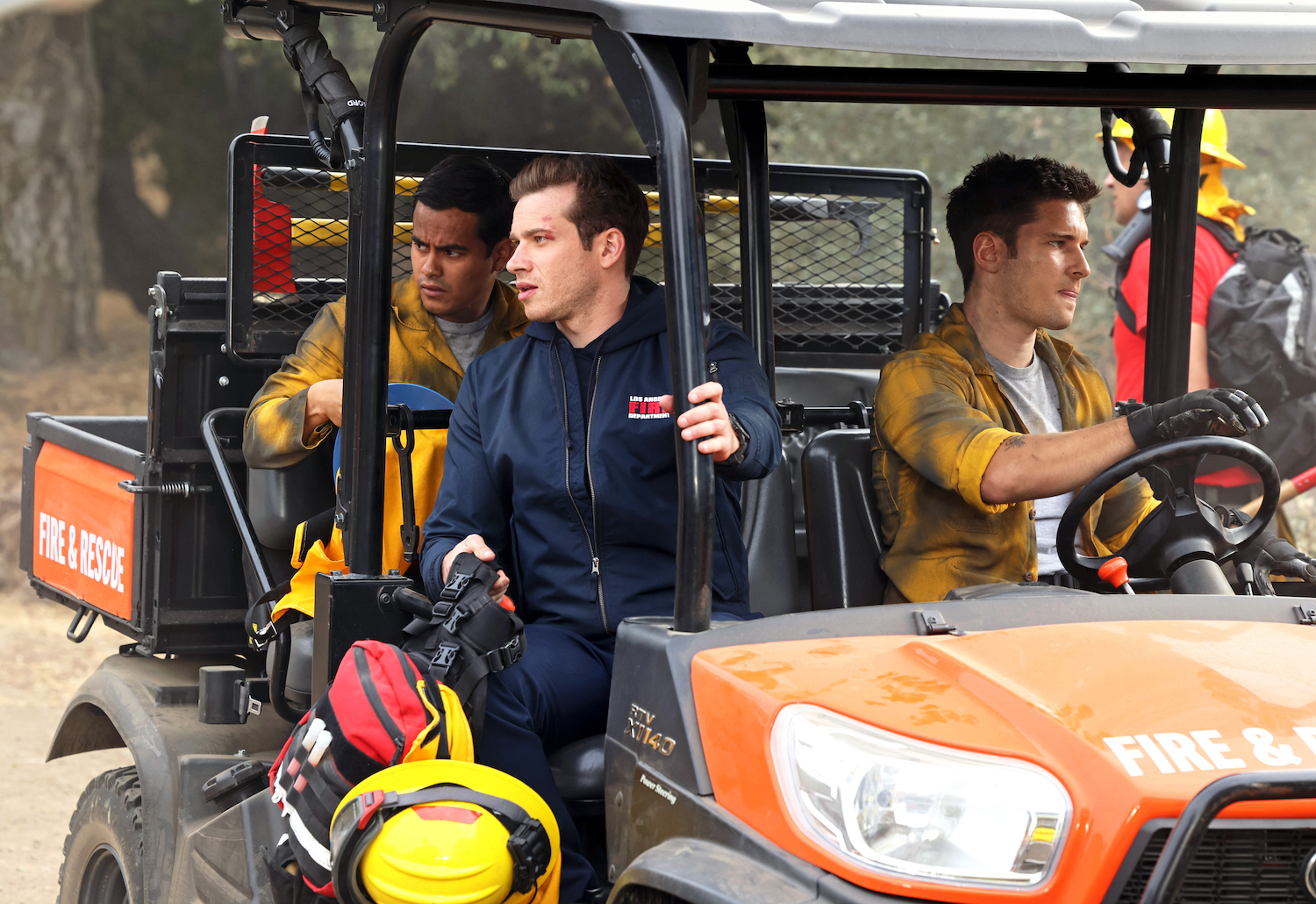 9-1-1 Brasil on X: 🚨  RENOVADA! ✓ #911onFOX e #911LoneStar foram  renovadas para sua quinta temporada e a terceira respectivamente. Um novo  crossover entre as duas séries está em desenvolvimento.   /