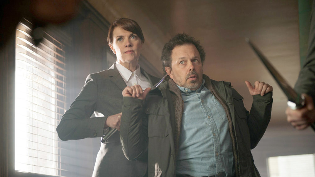 Amanda Tapping as angel Naomi and Curtis Armstrong as Metatron in Supernatural