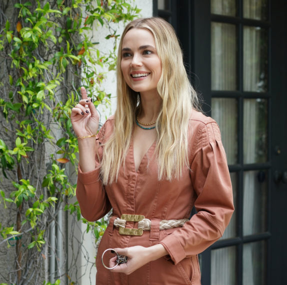 Rebecca Rittenhouse as Maggie