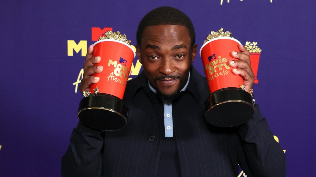 Anthony Mackie, winner of the Best Hero award and Best Duo award for 'The Falcon and the Winter Soldier,' poses backstage with golden popcorn statuettes during the 2021 MTV Movie & TV Awards