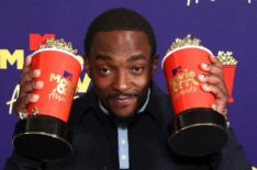 Anthony Mackie, winner of the Best Hero award and Best Duo award for 'The Falcon and the Winter Soldier,' poses backstage with golden popcorn statuettes during the 2021 MTV Movie & TV Awards