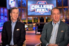 'College Bowl' First Look: Peyton & Cooper Manning Get Competitive in Reboot (VIDEO)