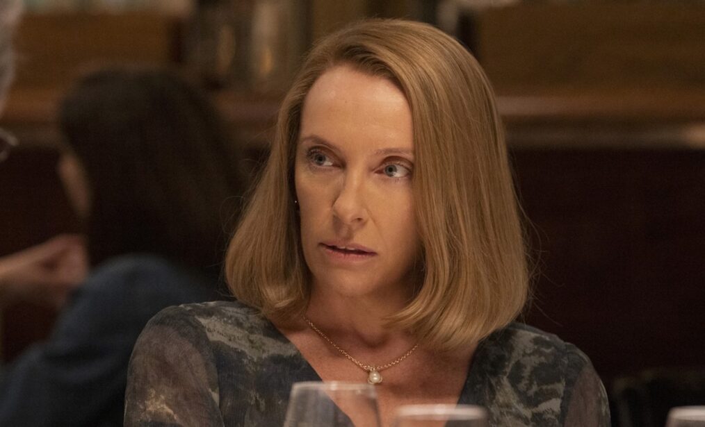 THE STAIRCASE, from left: Colin Firth (head turned) as Michael Peterson, Toni Collette as Kathleen Peterson, ‘The Beating Heart', (Season 1, ep. 105, aired May 19, 2022). photo: ©HBO Max / Courtesy Everett Collection