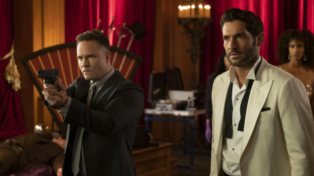 Scott Porter as Carol Corbett and Tom Ellis as Lucifer in Lucifer Morningstar - Season 6 Episode 1