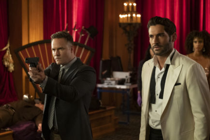 Scott Porter as Carol Corbett and Tom Ellis as Lucifer in Lucifer Morningstar - Season 6 Episode 1