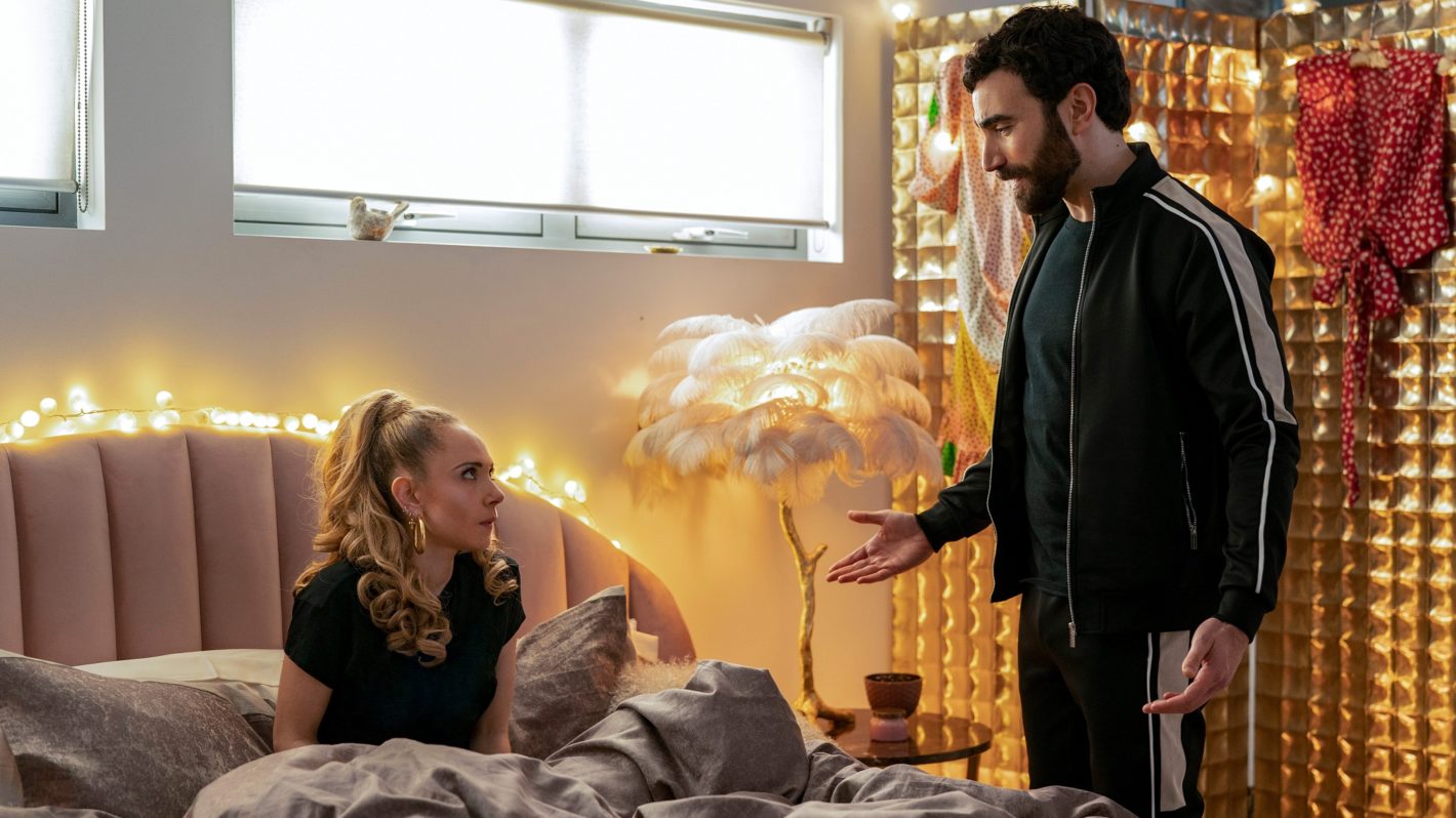 Films Et Séries Tv Avec Brett Goldstein 'Ted Lasso' Stars Brett Goldstein & Juno Temple Tease Roy's Extended