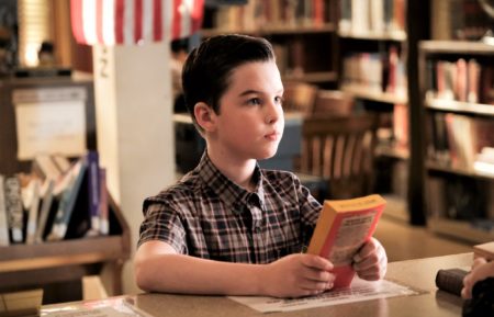 Iain Armitage holding a paperback in Young Sheldon