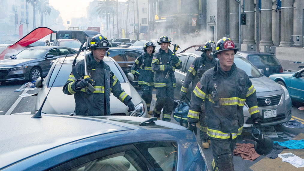 Oliver Stark, Kenneth Choi, Ryan guzman, Aisha Hinds, Peter Krause in 9-1-1