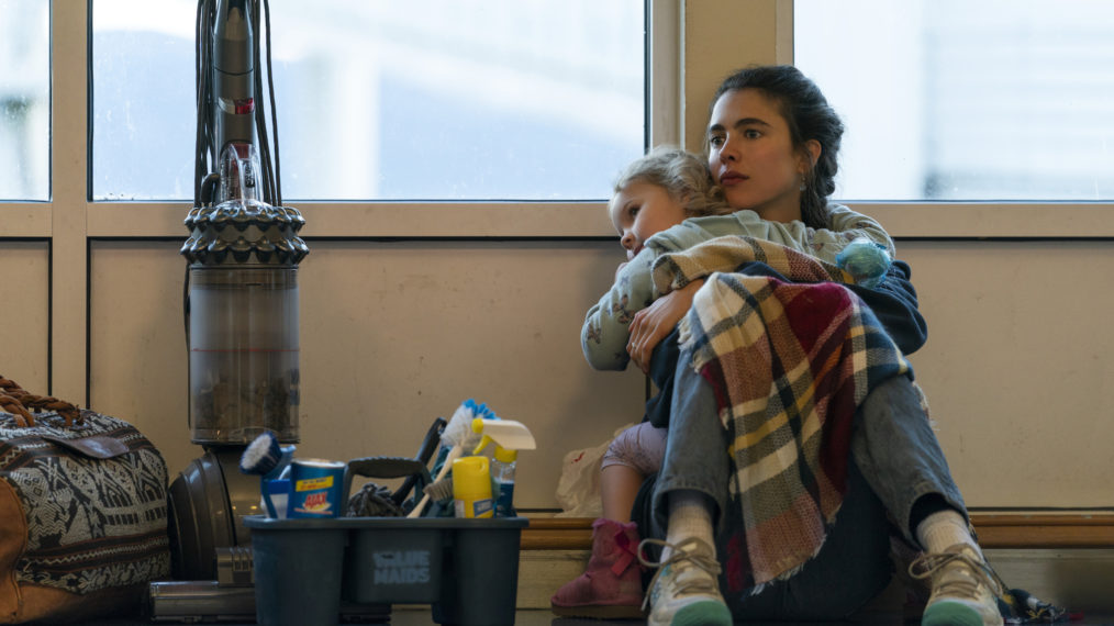 Rylea Nevaeh Whittet as Maddy, Margaret Qualley as Alex in Maid