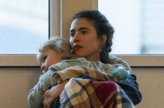 Rylea Nevaeh Whittet as Maddy, Margaret Qualley as Alex in Maid