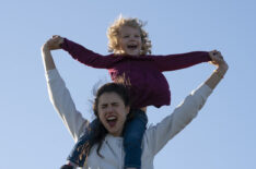 Margaret Qualley as Alex and Rylea Nevaeh Whittet as Maddy in Maid