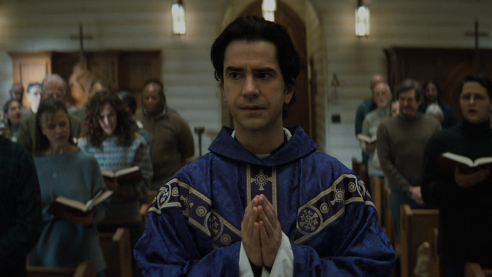 Hamish Linklater in Midnight Mass