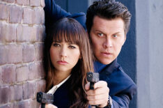 Rashida Jones and Hayes MacArthur in Season 1 of Angie Tribeca