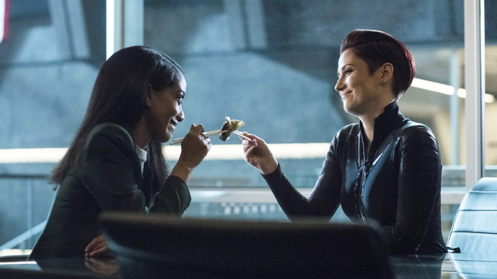 Azie Tesfai as Kelly Olsen, Chyler Leigh as Alex Danvers in Supergirl