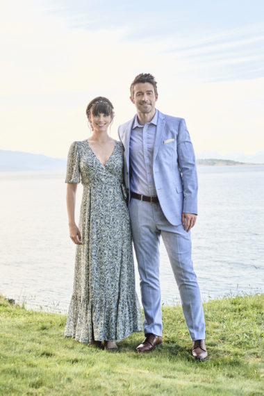 Meghan Ory as Abby, Robert Buckley as Evan in Chesapeake Shores