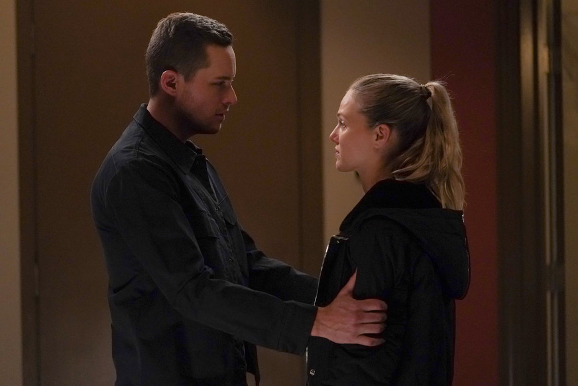 Jesse Lee Soffer as Halstead, Tracy Spiridakos as Upton in Chicago PD