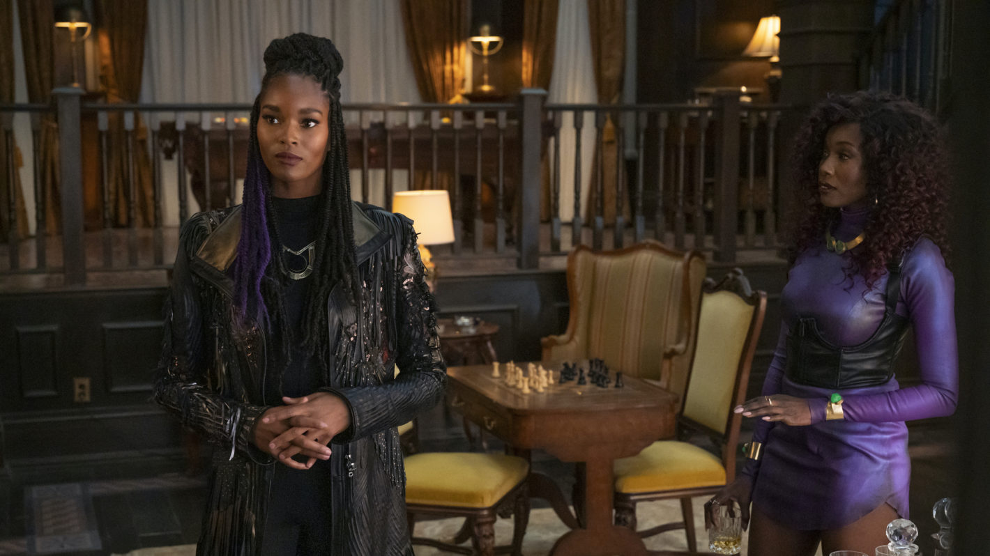 who plays blackfire in titans