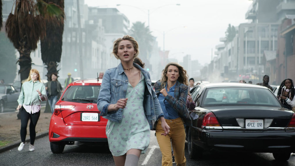 Zyra Gorecki as Izzy, Natalie Zea as Eve running in La Brea