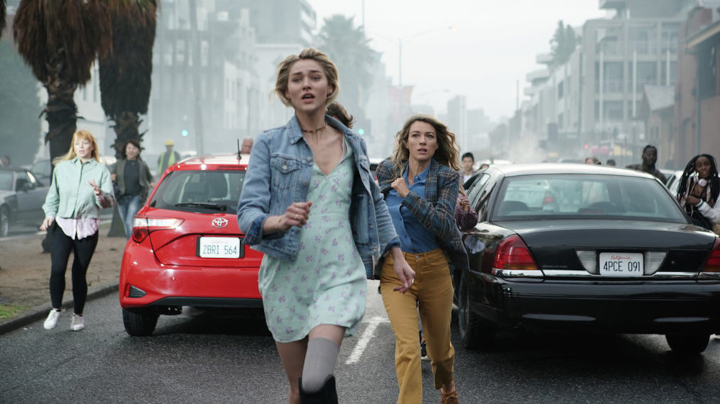 Zyra Gorecki as Izzy, Natalie Zea as Eve in La Brea