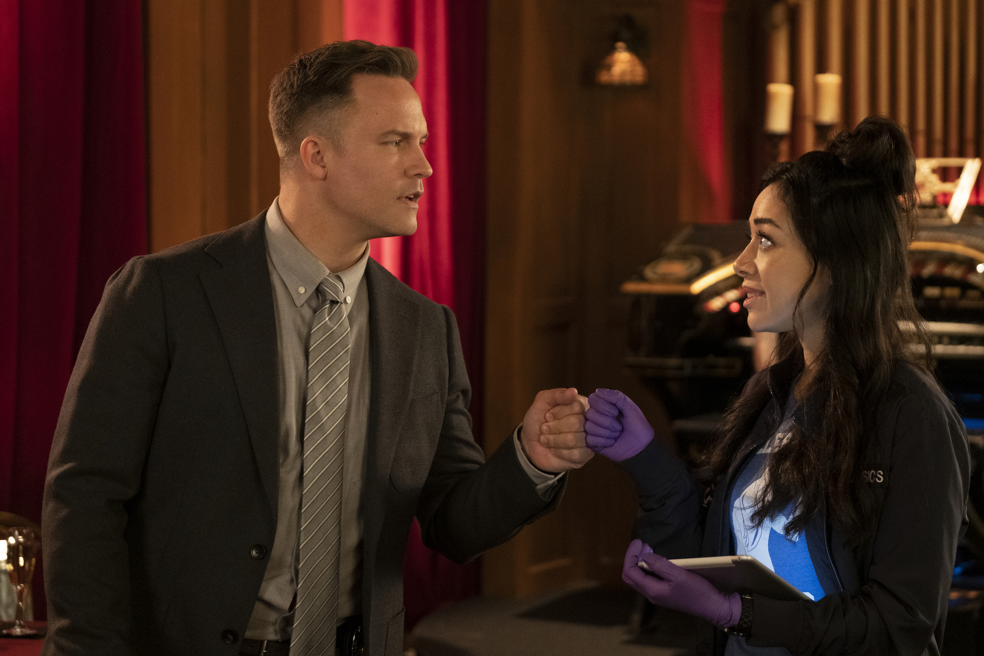 Scott Porter as Corbett, Aimee Garcia as Ella in Lucifer