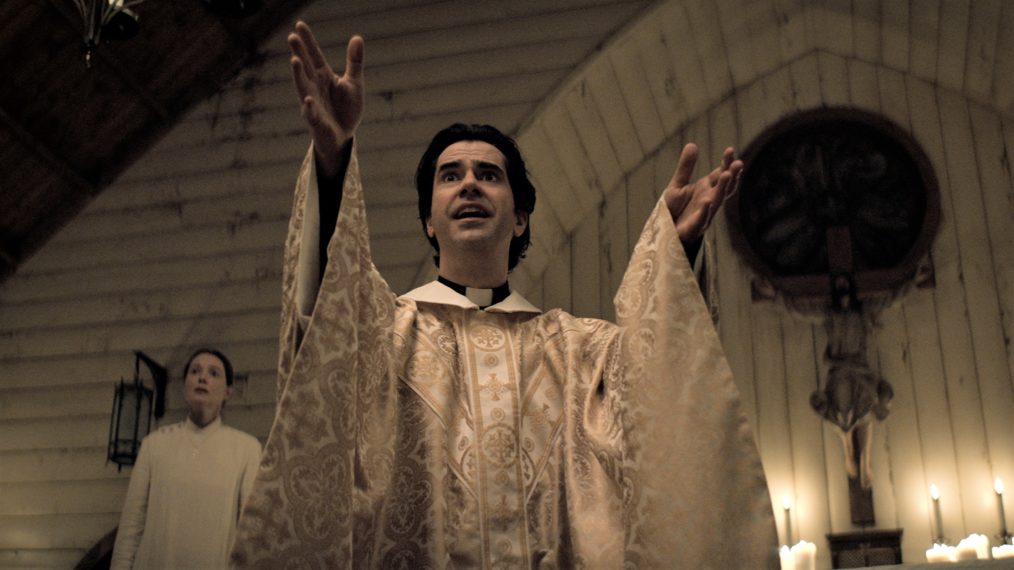 Midnight Mass Father Paul Hamish Linklater Netflix