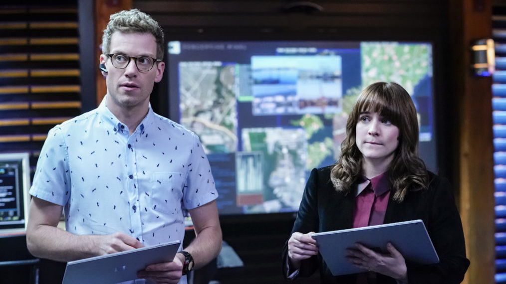 Barrett Foa as Eric, Renée Felice Smith as Nell in NCIS Los Angeles