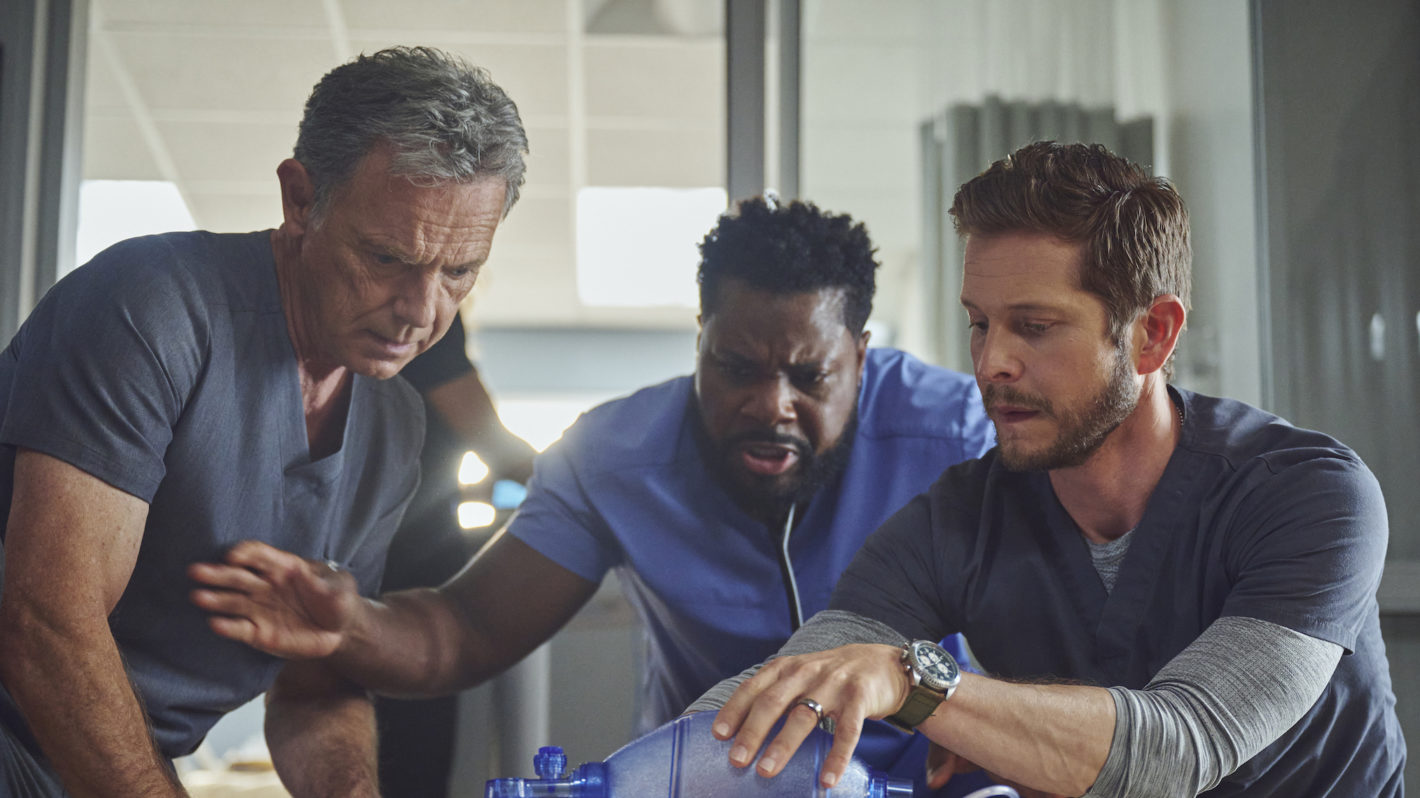 Bruce Greenwood, Malcolm-Jamal Warner, Matt Czuchry in The Resident