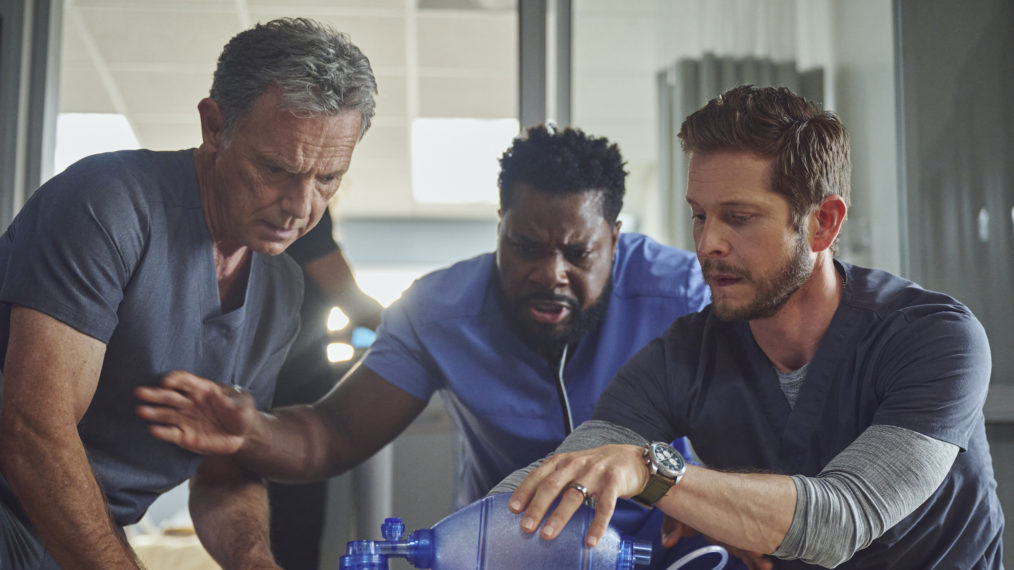 Bruce Greenwood, Malcolm-Jamal Warner, Matt Czuchry in The Resident