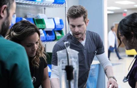 Jessica Lucas, Matt Czuchry, Anuja Joshi in The Resident