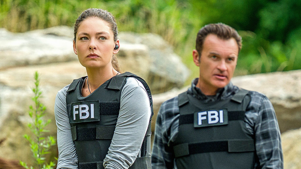 Alexa Davalos as Kristin Gaines, Julian McMahon as Jess LaCroix in FBI Most Wanted
