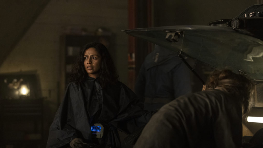 Karen David as Grace, Maren Lord as Bea - Fear the Walking Dead _ Season 7, Episode 2