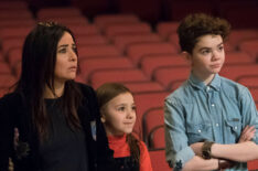 Pamela Adlon, Olivia Edward, Hannah Alligood in Better Things