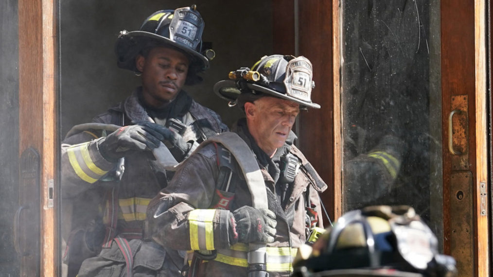 Daniel Kyri as Darren Ritter, David Eigenberg as Christopher Herrmann in Chicago Fire - Season 10 - 'Two Hundred'