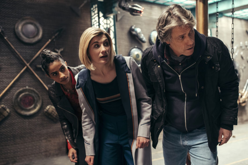 Mandip Gill como Yaz, Jodie Whittaker como O Médico, João Bispo, como Dan em Doctor Who