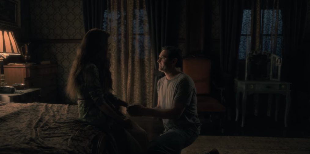 carla gugino as olivia crain, henry thomas as hugh crain, the haunting of hill house