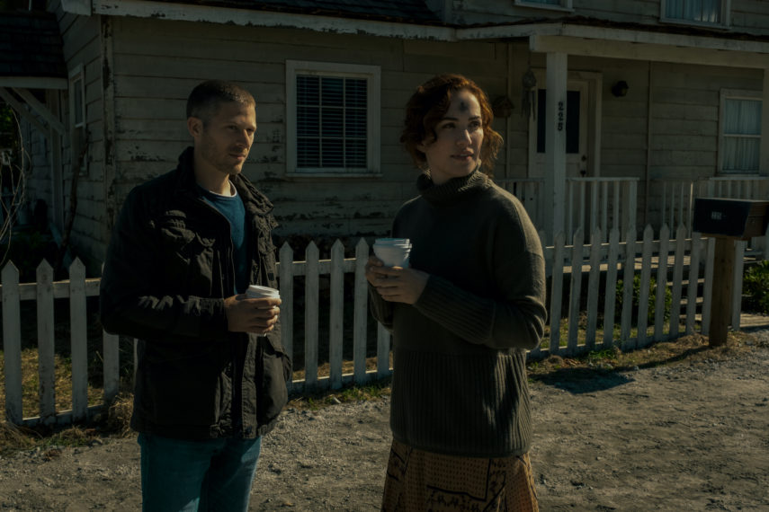 MIDNIGHT MASS (L to R) ZACH GILFORD as RILEY FLYNN and KATE SIEGEL as ERIN GREENE