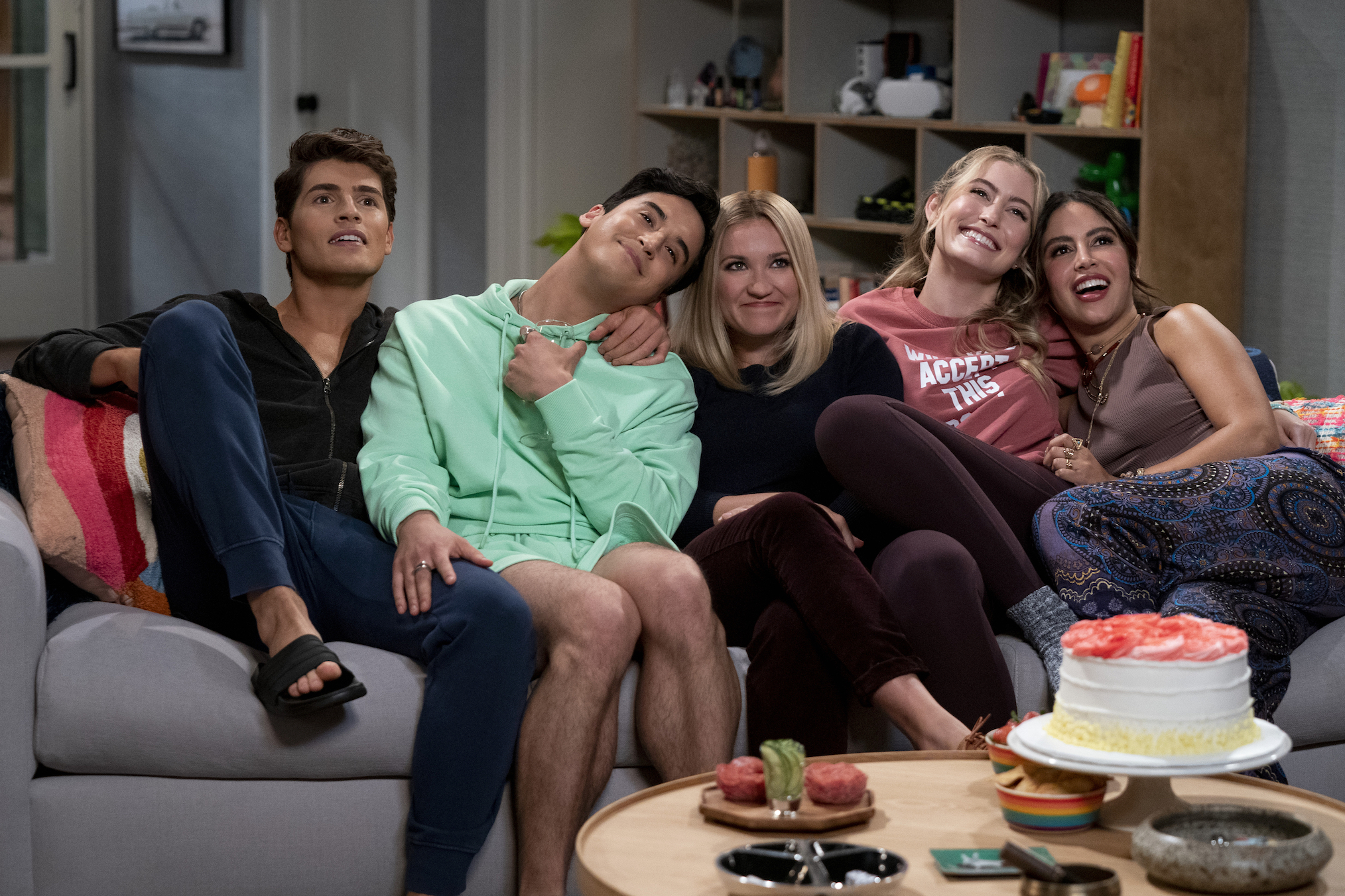 Gregg Sulkin, Michael Hsu Rosen, Emily Osment, Olivia Macklin, Cinthya Carmona in Pretty Smart