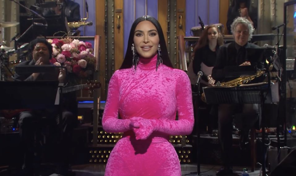 Kim Kardashian West durante su monólogo de apertura de Saturday Night Live