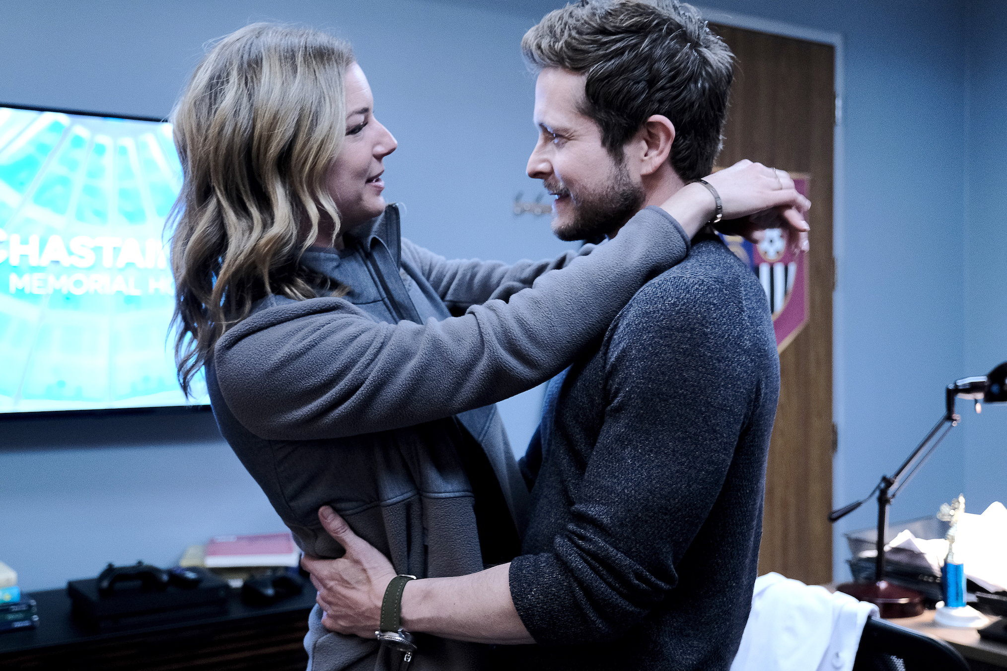 Emily VanCamp as Nic, Matt Czuchry as Conrad in The Resident