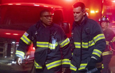 Aisha Hinds as Hen, Peter Krause as Bobby in 9-1-1