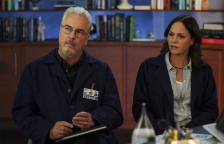 William Petersen as Dr. Gil Grissom, Jorja Fox as Sara Sidle in CSI Vegas