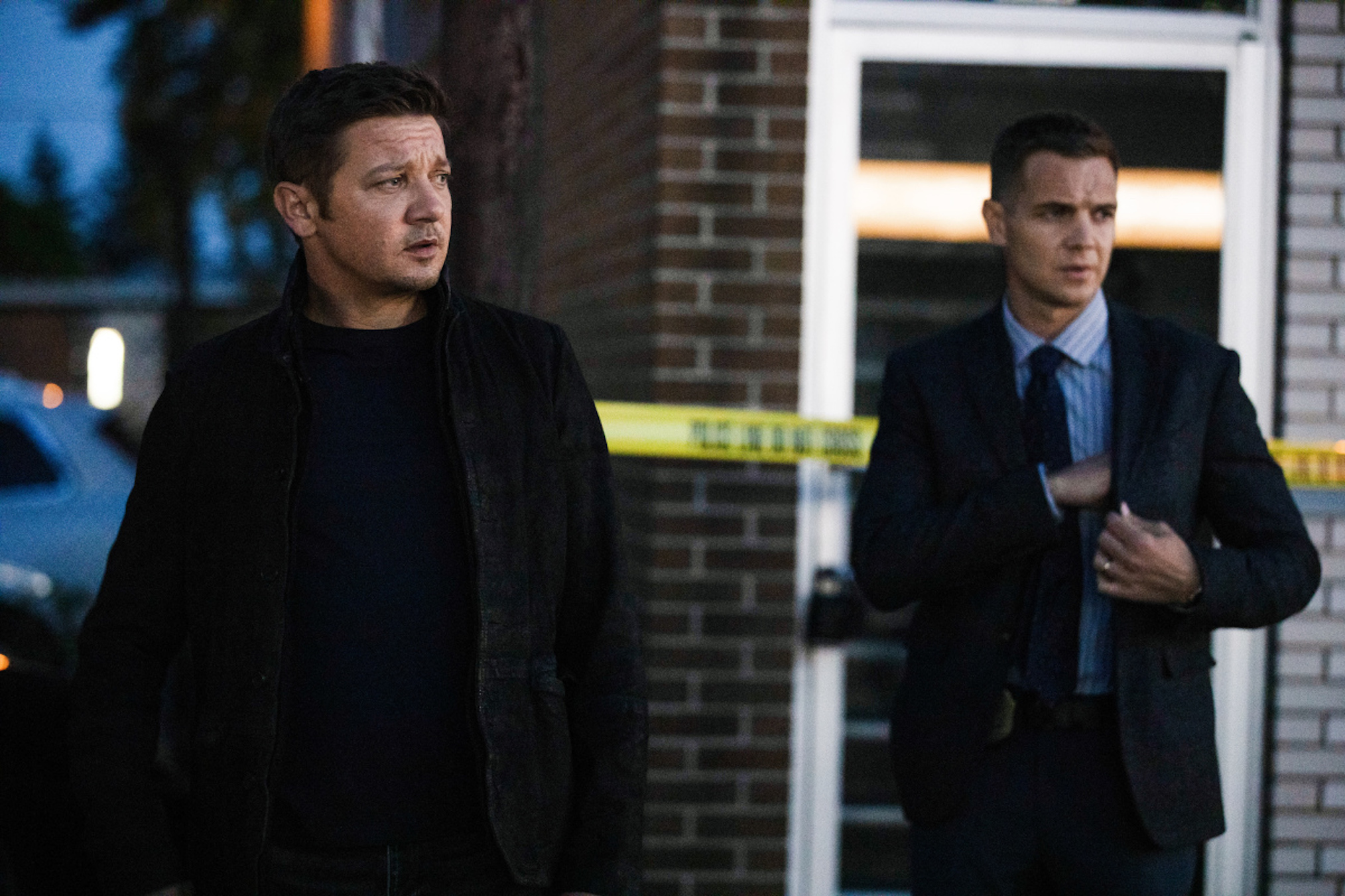 Jeremy Renner as Mike, Taylor Handley as Kyle in Mayor of Kingstown
