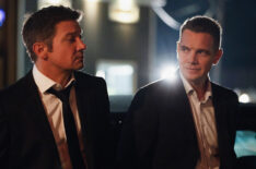 Jeremy Renner as Mike, Taylor Handley as Kyle in Mayor of Kingstown