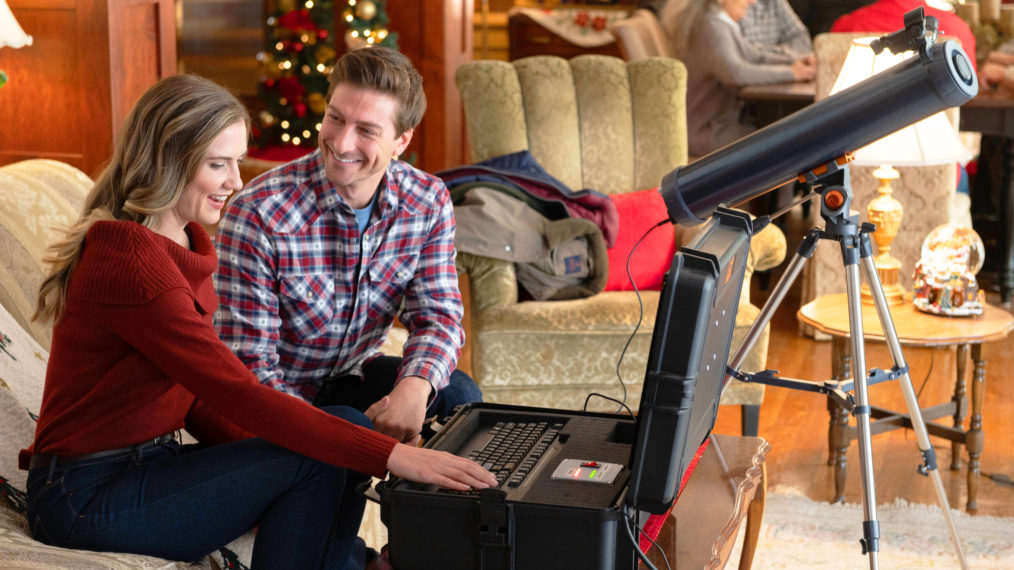 Sara Canning, Daniel Lissing in A Christmas Star