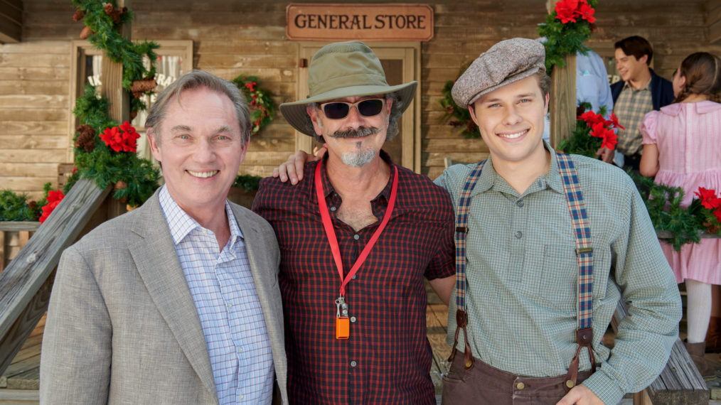 Richard Thomas, Director Lev L. Spiro, Logan Shroyer in The Waltons' Hoemcoming