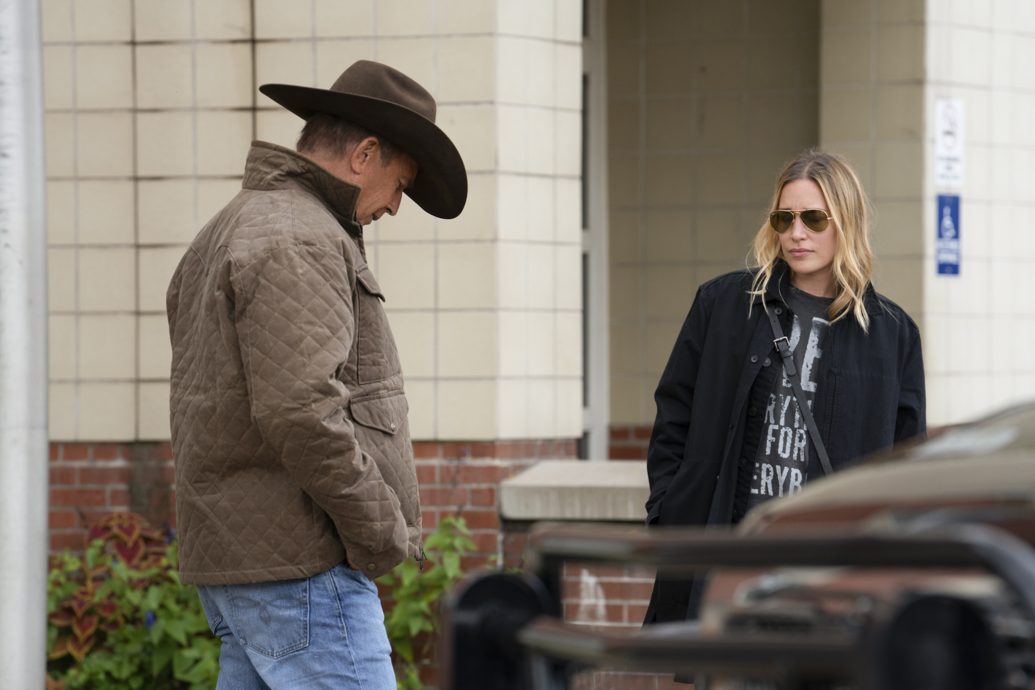 Kevin Costner as John, Piper Perabo as Summer in Yellowstone