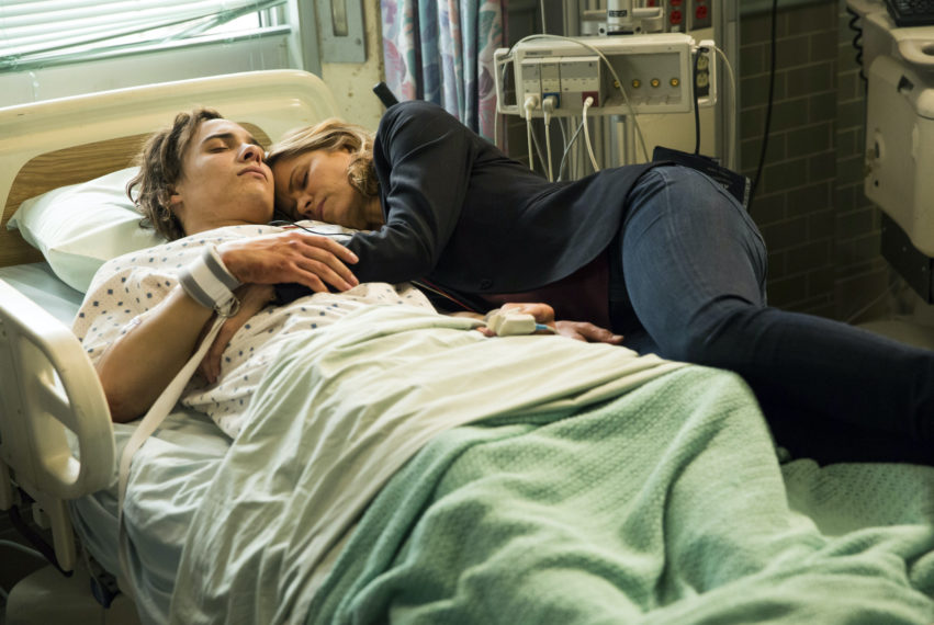 kim dickens as madison clark, frank dillane as nick clark, fear the walking dead season 1 episode 1