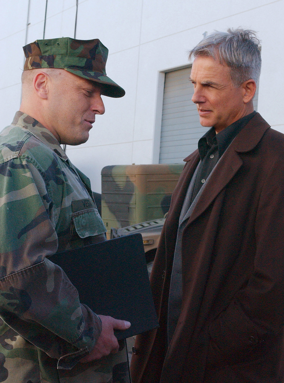 NCIS Special Agent Gibbs (Mark Harmon) consults with Gunnery Sgt. Alphonso Vesta (Dean Norris) - 'My Other Left Foot'