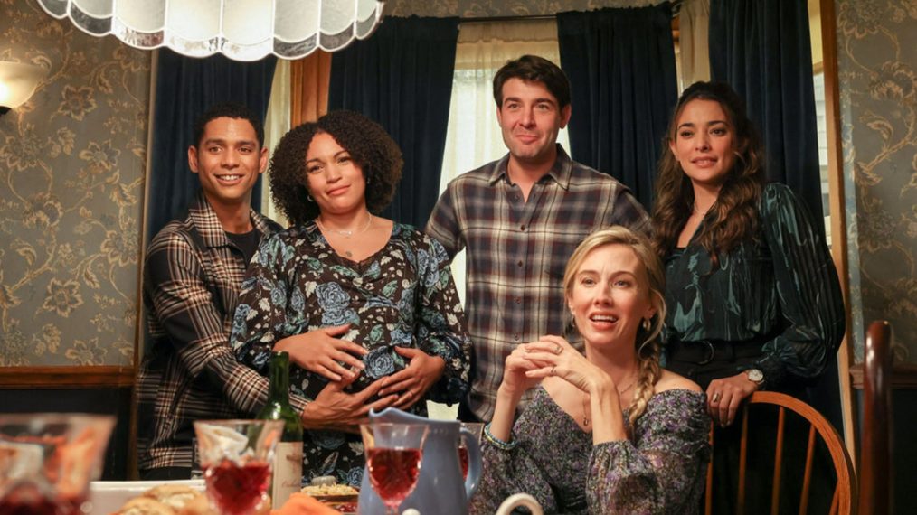 Charlie Barnett as Eric Payne, Gabrielle Byndloss as Mallory, James Wolk as Joe Kimbreau, Natalie Martinez as Amy Kindelán, Wynn Everett as Celeste Kimbreau in Ordinary Joe -Season 1