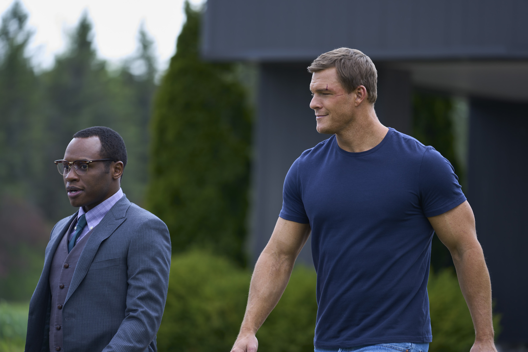 Malcolm Goodwin as Oscar Finlay, Alan Ritchson as Jack Reacher in Reacher